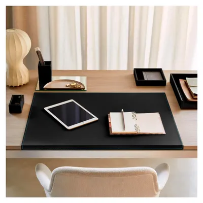 Produktbild von Calliope Deluxe - Schreibtischunterlage Leder Schwarz mit Kantenschutz cm 90x60 - Gewinkelte Schreibunterlage mit Aufbau aus Stahl, blaue Nähten und rutschfester Boden -  Italy