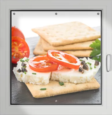 Produktbild von Wallario Lichtschutzbild, Dekorativer Sichtschutz Sonnenschutz 96 x 100 cm mit Motiv: Frisches Knäckebrot mit Tomaten und Käse - Verdunklung ohne Bohren