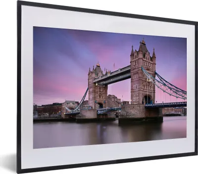 Produktbild von MuchoWow® MuchoWow® Gerahmtes Poster Rosa und lila Himmel über der Tower Bridge in England 40x30 cm - Poster mit zchwarzem Bilderrahmen - Bilderrahmen - Poster im Rahmen