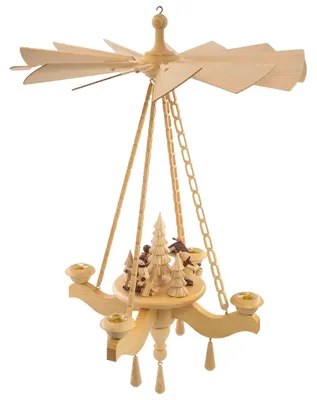 Ein kunstvoll gestaltetes Holzkunstwerk zeigt eine Deckenpyramide mit filigranen Details wie kleinen Bäumen und Vögeln die an Ketten aufgehängt sind und durch die Flügel oben in Bewegung versetzt werden kann