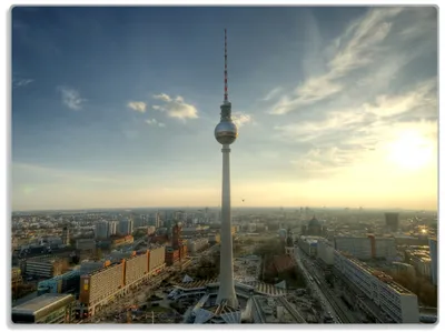Produktbild von Wallario Glasunterlage, Schneidebrett aus Glas, Größe 30 x 40 cm, Motiv Fernsehturm Berlin mit Panoramablick über die Stadt
