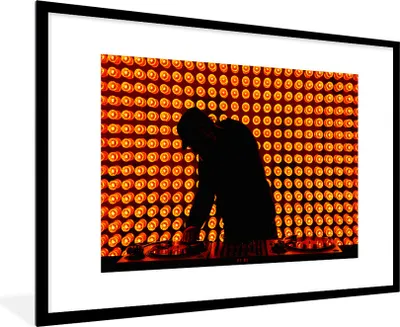 Produktbild von MuchoWow® Gerahmtes Poster DJ hinter einem Mischpult in orangefarbenem Licht 90x60 cm - Poster mit Schwarzem Bilderrahmen Wandposter Rahmen Foto Bilder - Wanddekoration - Fotos