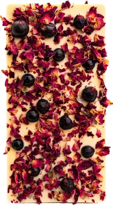 Produktbild von Weiße Schokolade mit gefriergetrockneten Johannisbeeren und Rosenblättern 100g - Schronisko Bukowina
