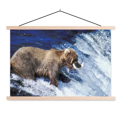 Produktbild von MuchoWow® Textilposter Bär - Fisch - Wasserfall 120x80 cm mit holzfarbenen Rahmen - Aufhängeset