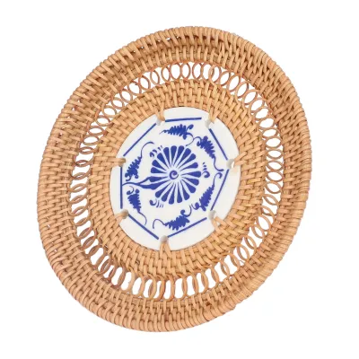 Immagine prodotto di Sottobicchiere rotondo in porcellana blu e bianca, intrecciato in rattan, adatto a tazze di basilico, 13 cm / 5,1 pollici
