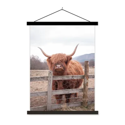 Produktbild von MuchoWow® Textilposter Scottish Highlander - Gras - Zaun 40x53 cm mit schwarzem Rahmen - Abbildung