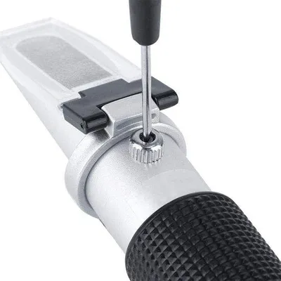 Immagine prodotto di Rifrattometro portatile per acqua di mare con campo di misura di 19 cm.
