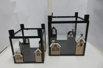 Obrázok produktu pre Sada 2 adventných svietnikov, štvorcový tvar, motív zimného snehu a domu, materiál: sklo, drevo, kov, farba: čierna. Rozmery: výška 25,00 cm, šírka 22,00 cm, hĺbka 22,00 cm. Katalógové číslo: 55870
