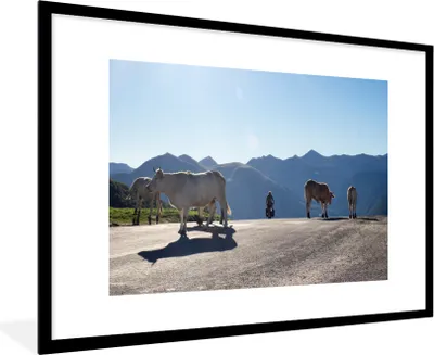 Produktbild von MuchoWow® Gerahmtes Poster Schottische Highlander - Licht - Berge - Natur 90x60 cm - Poster mit Schwarzem Bilderrahmen Wandposter Rahmen Foto Bilder - Wanddekoration - Fotos