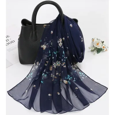 Immagine prodotto di Sciarpa Betina Blu con Motivi Floreali - Eleganza e Versatilità KP33784