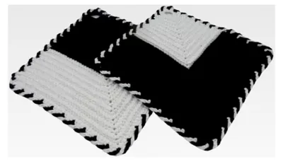 Produktbild von 2 gehäkelte Topflappen in Schwarz und Weiß mit Zierrand