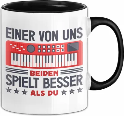 Produktbild von Keybord Tasse Geschenk Spruch Für Trompeten-Spieler Einer Von Uns Beiden Spielt Besser Als Du Becher (Schwarz)