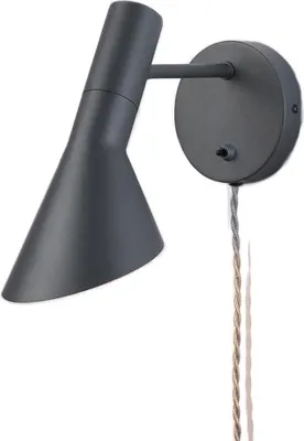 Zdjęcie produktu dla Obrotowa lampa ścienna Oslo z kablem, gniazdkiem i włącznikiem - Nowoczesny i elegancki design, E27, szary metal
