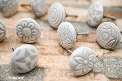 Zdjęcie produktu dla Zestaw 20 ceramicznych gałek w stylu vintage w kolorze kremowym do szuflad i drzwi