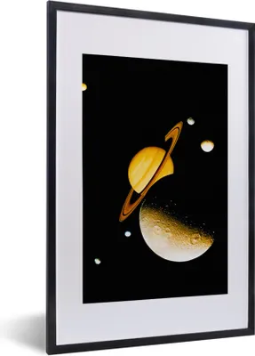 Produktbild von MuchoWow® Gerahmtes Poster Saturn und seine Monde 40x60 cm - Poster mit Schwarzem Bilderrahmen Wandposter Rahmen Foto Bilder - Poster in Rahmen