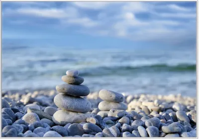 Produktbild von Wallario Wandbild Steinstapel am Strand, Größe: 70,30 x 100,30 cm, Poster mit weißem Kunststoffrahmen
