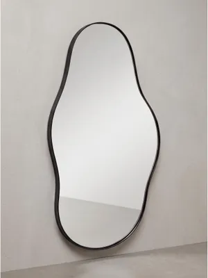 Asymmetrischer Wandspiegel 40x80 cm mit schwarzem Eisenrahmen in fließender organischer Form freigestellt_#sku_SAFWL7.109#