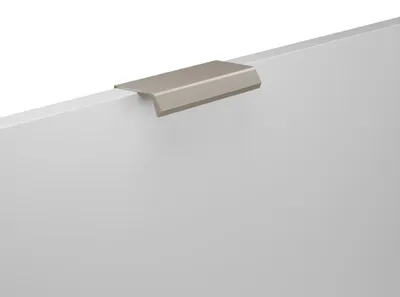 Zdjęcie produktu dla Klamka do mebli wykonana z zamaku, rozstaw otworów 64 mm, wykończenie niklowane