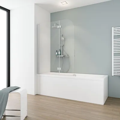 Klarer Badewannenaufsatz auf einer Badewanne mit einem Duschsystem.
