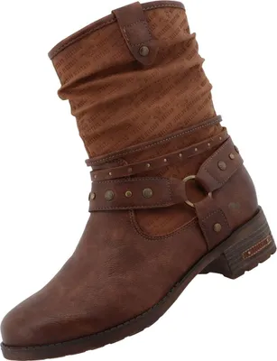 Auf dem Bild ist ein brauner Stiefel zu sehen der von der linken Seite betrachtet wird. Der Stiefel hat eine glatte Oberfläche mit einer robusten Sohle und einer klassischen Form.