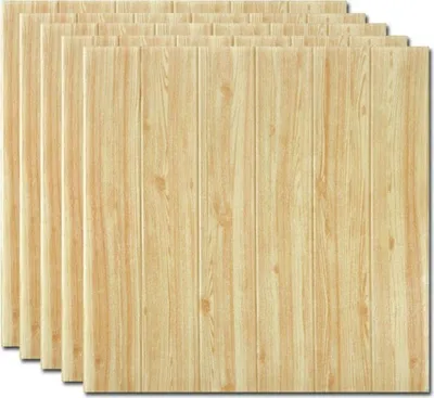 Stapel heller Holzkern-Schaumstoff-Wandpaneele mit vertikalem Brettdesign