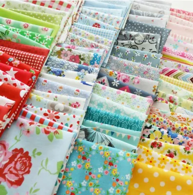 Produktbild von Zhixia, 300 Stück Baumwoll-Patchwork-Stoffreste, zufällig gemischt, 100 x 100 mm, sehr weich, für Handarbeiten, Basteln, Dekoration und Puppenkleidung.
