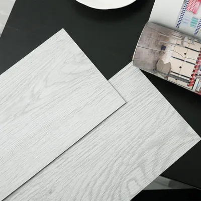 Immagine prodotto di Pavimento in vinile autoadesivo, 36 piastrelle, dimensioni 91,5 x 15,2 cm, superficie totale 5,01 m², colore grigio pietra