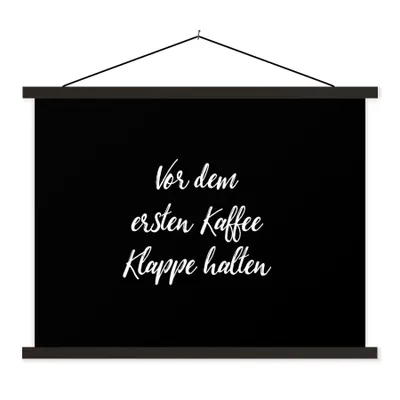 Produktbild von MuchoWow® Textilposter Zitate - Sprichwörter - Vor dem ersten Kaffee Klappe halten - Kaffee 120x90 cm mit schwarzem Rahmen - Aufhänger für Poster