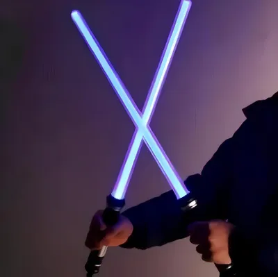 Produktbild von LED Lichtschwert-Set Jedi STAR WARS 66cm 2 Stück beleuchtete Lichtschwerter zum Spielen und Cosplay für Fans von Star Wars