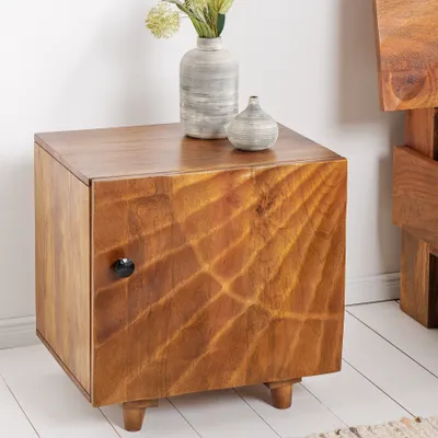 Produktbild von Massiver Nachttisch SCORPION 50cm braun Mangoholz Beistelltisch mit 3D Schnitzereien