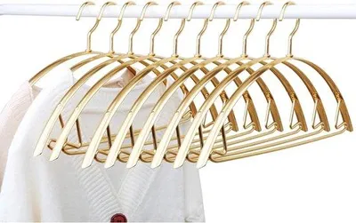 Productafbeelding van 10 kledinghangers, stevige metalen hangers met antisliphouder voor broeken, goudkleurig, ruimtebesparend