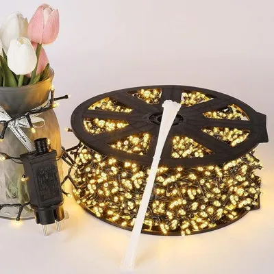 Obrázek produktu pro Uniqoos® LED světelný řetěz – 50 metrů, 2000 LED diod, teplá bílá barva (1700K), stupeň krytí IP44, 8 režimů s pamětí, zelený kabel, vzdálenost mezi LED diodami 2,5 cm, součástí balení 50 kabelových svazků