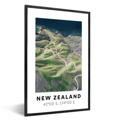Produktbild von MuchoWow® Gerahmtes Poster Neuseeland - Strand - Berge - Grün 20x30 cm - Poster mit Schwarzem Bilderrahmen Wandposter Rahmen Foto Bilder - Drucken - Bilder Poster im Rahmen