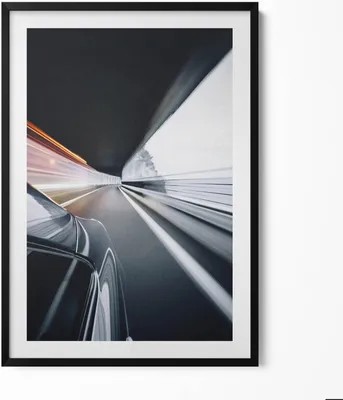 Produktbild von Auto fährt die Straße entlang– Wandbild mit Rahmen – Gerahmtes Bild  – Wanddekoration – 70x100 cm –  Schwarz Rahmen