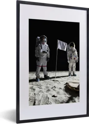 Produktbild von MuchoWow® MuchoWow® Gerahmtes Poster Mond - Astronauten 40x60 cm - Poster mit zchwarzem Bilderrahmen - Poster in Rahmen