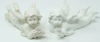 Produktbild von 2x Engel Deko Figur liegendes Engelpaar mit Glitzerkugel und Flügel Schutzengel
