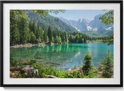 Produktbild von Berglandschaft mit einem See im Wald– Wandbild mit Rahmen – Gerahmtes Bild  – Wanddekoration – 100x70 cm –  Schwarz Rahmen
