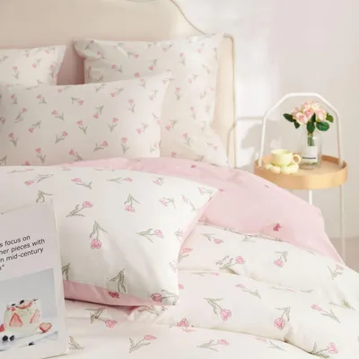 Immagine prodotto di Set di lenzuola matrimoniali 200x220 cm, cotone, bianco, con motivo floreale rosa. Include 1 lenzuolo copripiumino e 2 federe