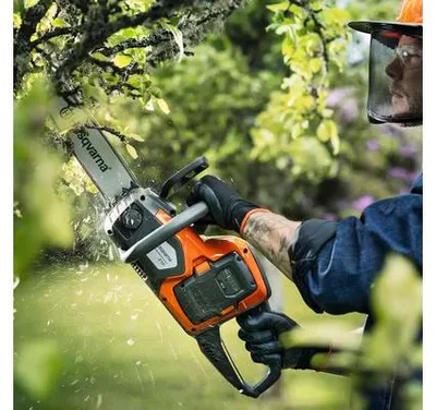 Produktbild von Akku-Kettensäge Husqvarna 215i, 12 1/4" 0,9 kW, ohne Akku und Ladegerät, 30cm"