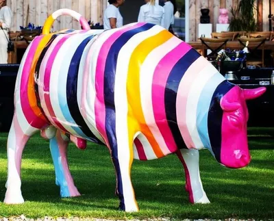 Image de Casa Padrino Sculpture décorative XXL Taureau blanc / multicolore 235 x H. 140 cm