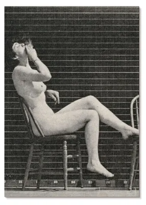 Produktbild von POSTER - 59x84 cm (A1) - Eadweard Muybridge - Frau sitzt nackt auf einem Stuhl und raucht eine Zigarette, Eadweard Muybridge - Wandbild für Wohnzimmer Schlafzimmer & Flur, Modernes Poster Wanddeko, Ungerahmt