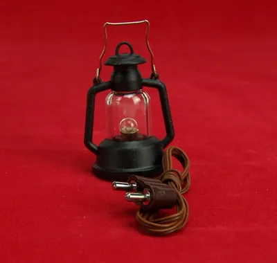 Produktbild von Windlampe mit Griff, Lampe aus Kunststoff mit durchsichtige Scheibe. 4 cm. 3,5V.