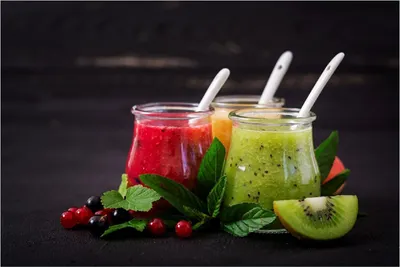 Produktbild von Wallario Poster - Bunte Smoothies in grün und rot, Kunstdruck Größe: 61 x 91,50 cm
