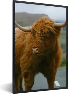 Produktbild von MuchoWow® Gerahmtes Poster Schottischer Highlander - Berg - Straße 60x90 cm - Poster mit Schwarzem Bilderrahmen Wandposter Rahmen Foto Bilder - Kunst