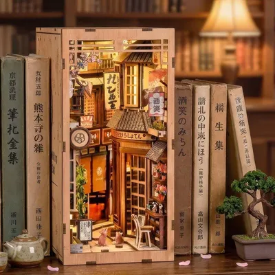 Zdjęcie produktu dla Miniaturowy domek Book Nook - Zakątek Maneki Neko - Puzzle 3D - 270 elementów - Drewniany domek miniaturowy - z LED