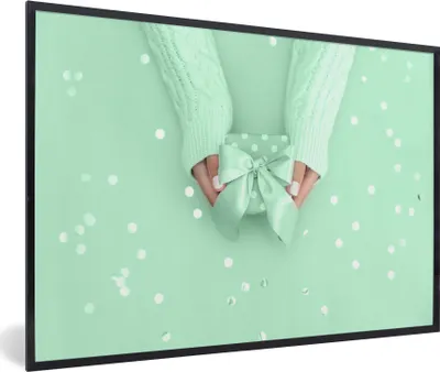 Produktbild von MuchoWow® MuchoWow® Gerahmtes Poster Mintgrünes Geschenk 90x60 cm - Poster mit zchwarzem Bilderrahmen - Fotorahmen - Foto-Plakat