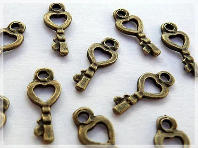 Produktbild von Vintageparts Schlüssel-Anhänger antik bronzefarben 17 x 9 mm für Ketten und Armbänder, 20 Stück