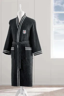 Produktbild von Taç Beşiktaş JK Bademantel mit Schalkragen für Herren & Damen – Größe M – Morgenmantel aus 100% Baumwolle – Mit Logo-Stickerei – Schwarz Weiß