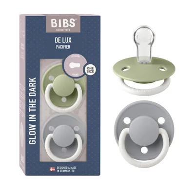 Image de Sucette BIBS De Lux Glow, lot de 2, sans BPA. Brille dans le noir, tétine en forme de cerise. Silicone, fabriquée au Danemark. Taille unique (0-36 mois), Sage NIGHT / Cloud NIGHT