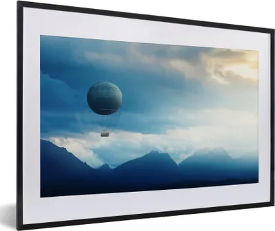 Produktbild von MuchoWow® MuchoWow® Gerahmtes Poster Heißluftballon - Berg - Blau 60x40 cm - Poster mit zchwarzem Bilderrahmen - Schlafzimmer - Plakat in Rahmen - Drucken